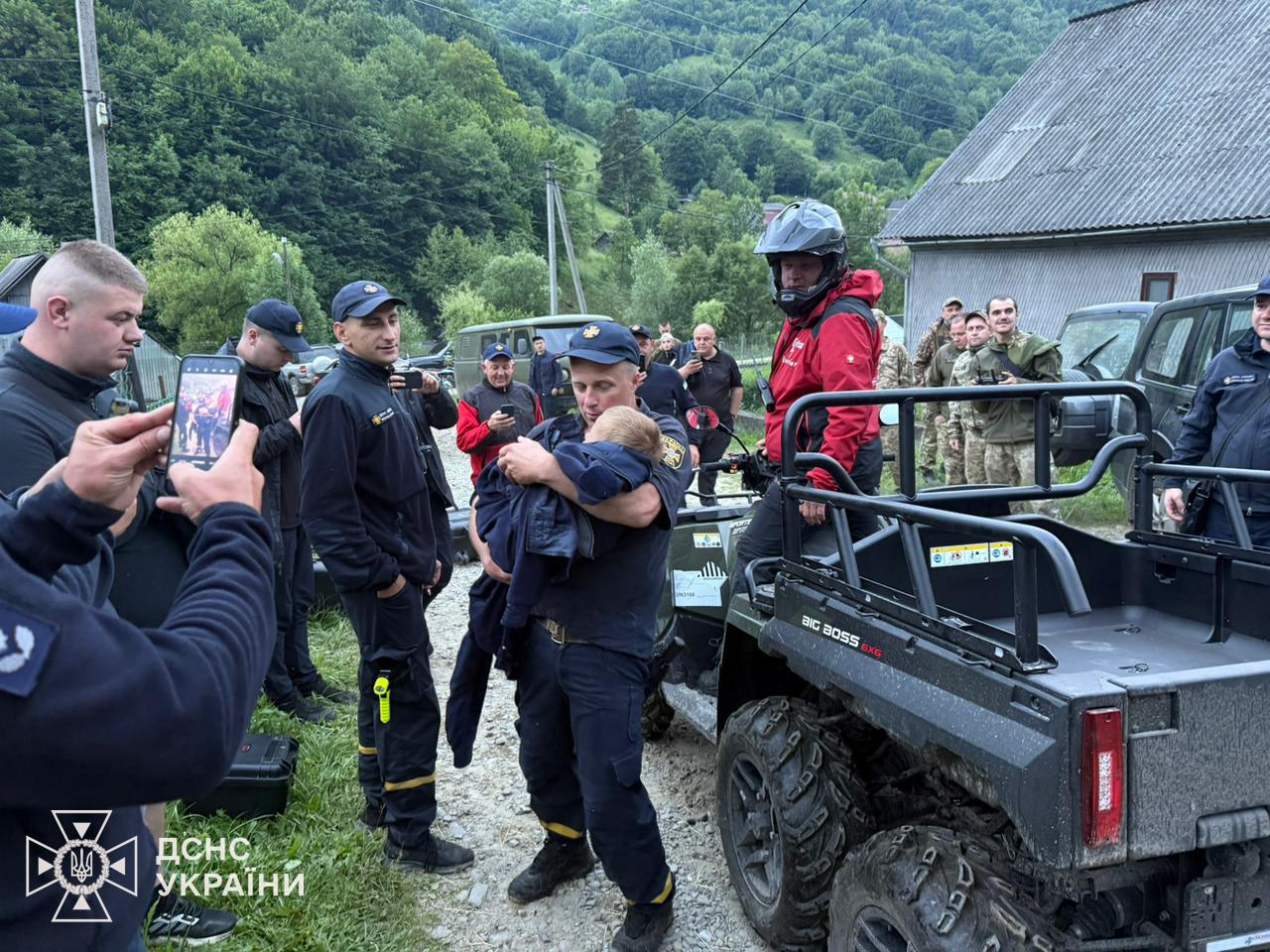 На Закарпатті знайшли зниклу дворічну дитину: Як тривала операція