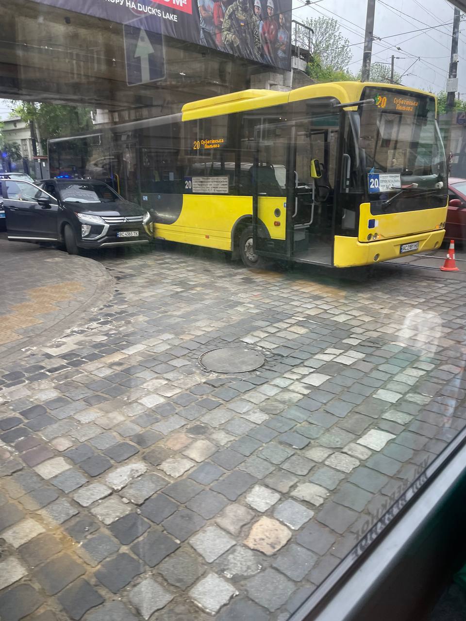 У центрі Львова в аварію потрапила маршрутка з пасажирами: з'явилося перше відео