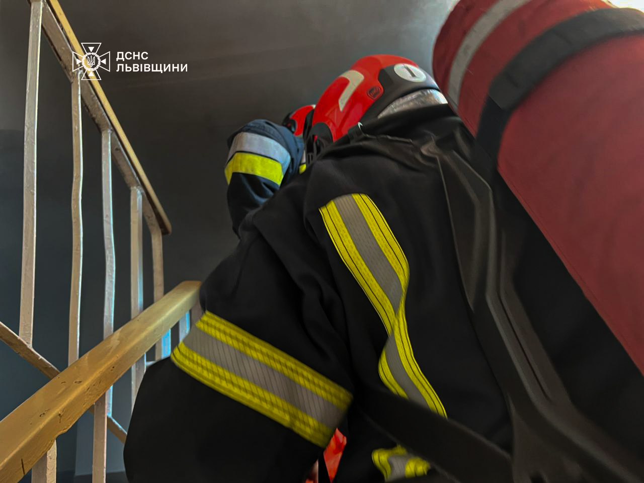 У Львові сталася пожежа у гуртожитку: врятували п’ять людей