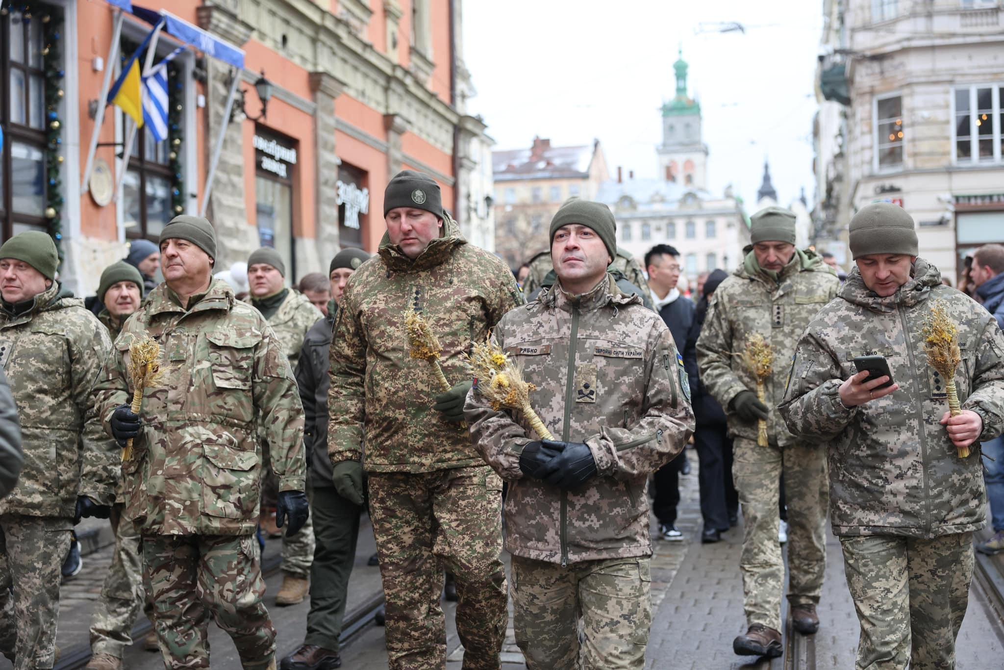 У Львові встановили чотириметрового різдвяного дідуха. Фото дня