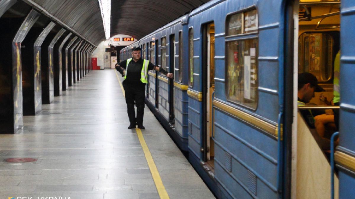 У Києві загорівся потяг в метро: що сталося