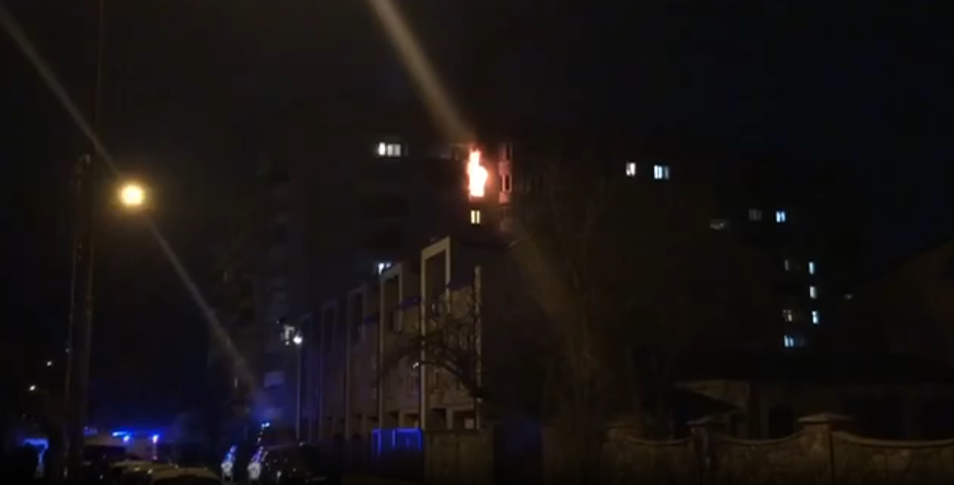 У Львові палає квартира у багатоповерхівці (відео)