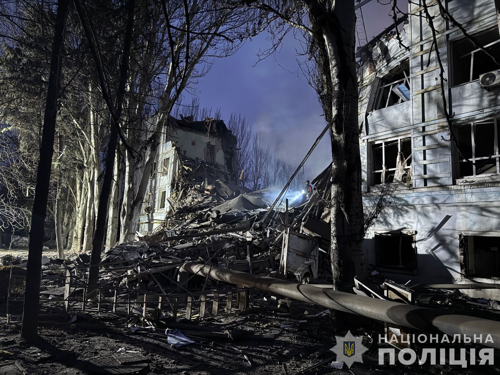Після удару по Запоріжжю двоє людей зникло безвісти: деталі і нові фото від поліції
