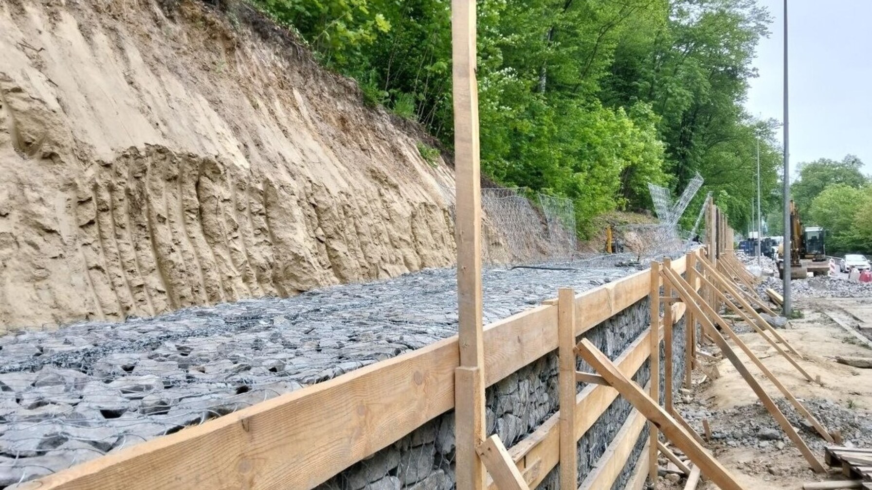 На в’їзді до Львова укріплюють стінку