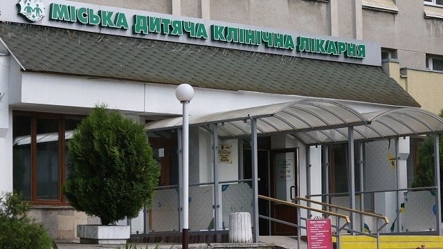 Львівські лікарі врятували життя дитині з важкою політравмою після ДТП