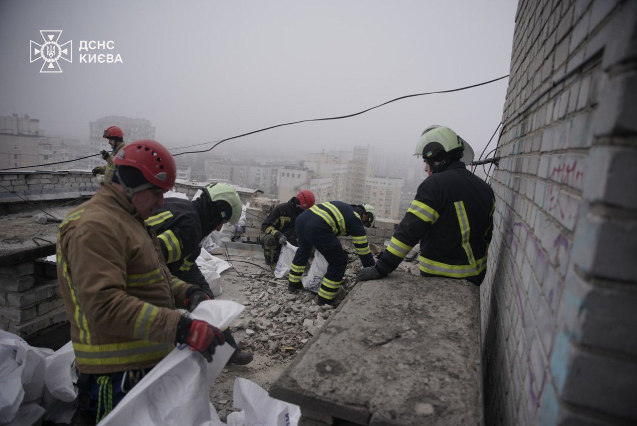 У Києві завершили ліквідацію наслідків ворожого обстрілу (фото)