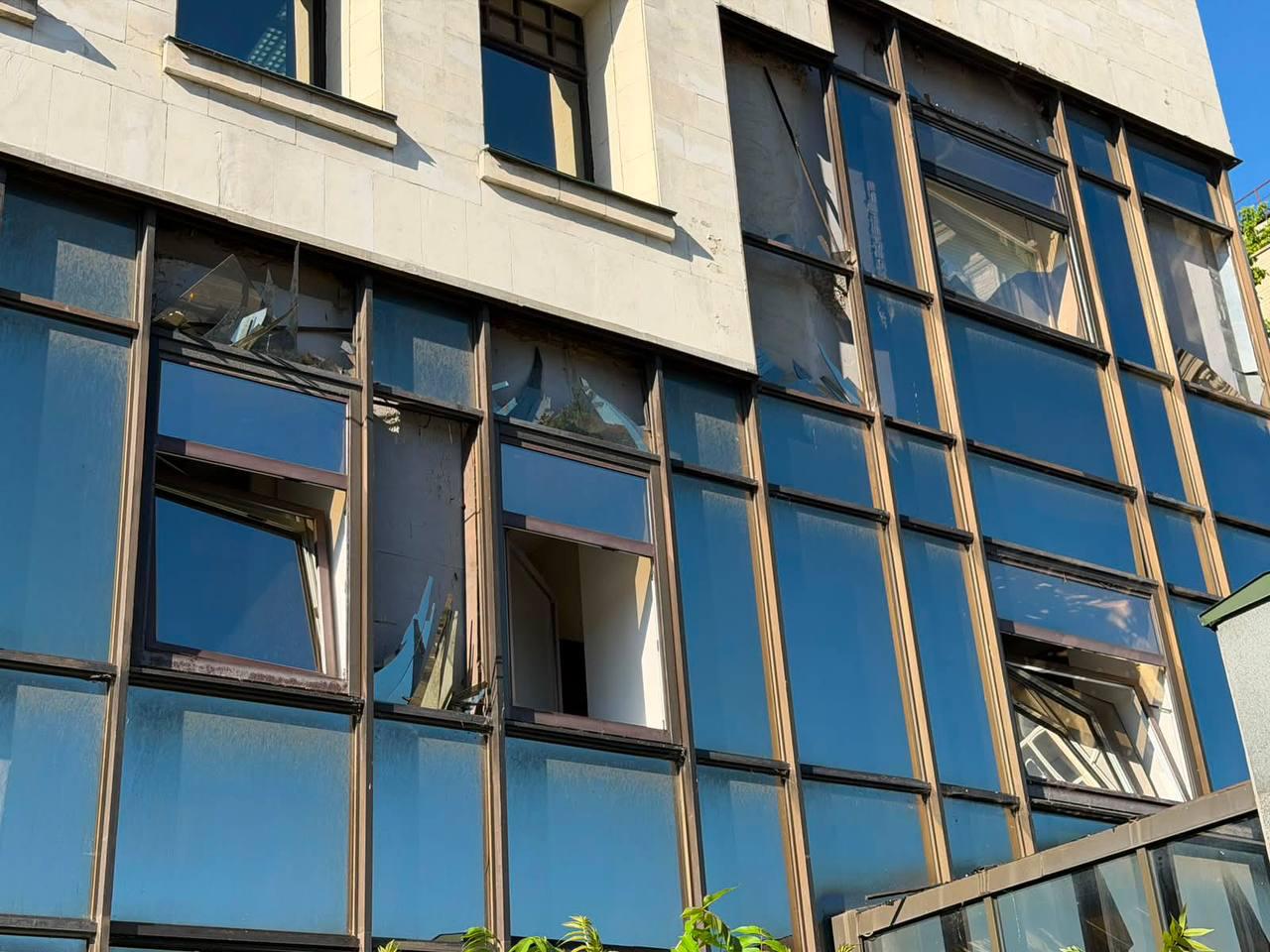 Рашисти вгатили по будівлі ВАКС у Києві: фото руйнувань