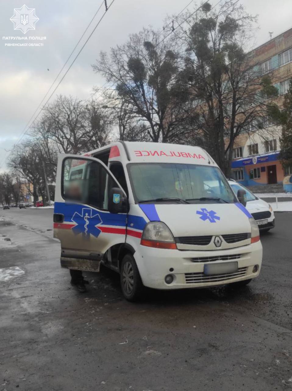 У Рівному затримали чоловіка, який керував "швидкою" без прав і під дією наркотиків