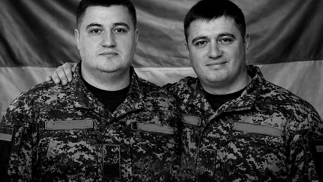 На Житомирщині попрощалися з братами-близнюками, які загинули в один день на війні