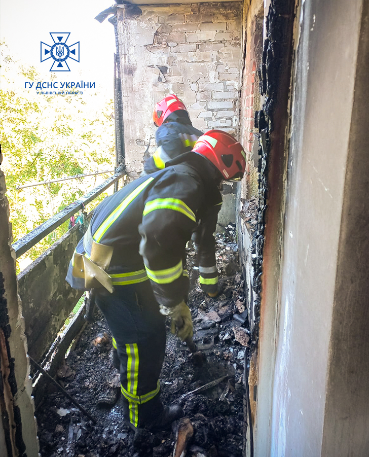 У Львові врятували чоловіка, який знепритомнів під час пожежі в квартирі
