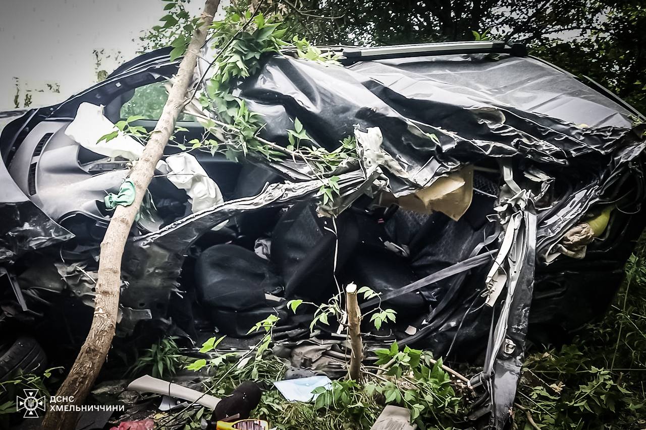На Хмельниччині у моторошній ДТП загинули дорослий та підліток, ще троє людей у лікарні