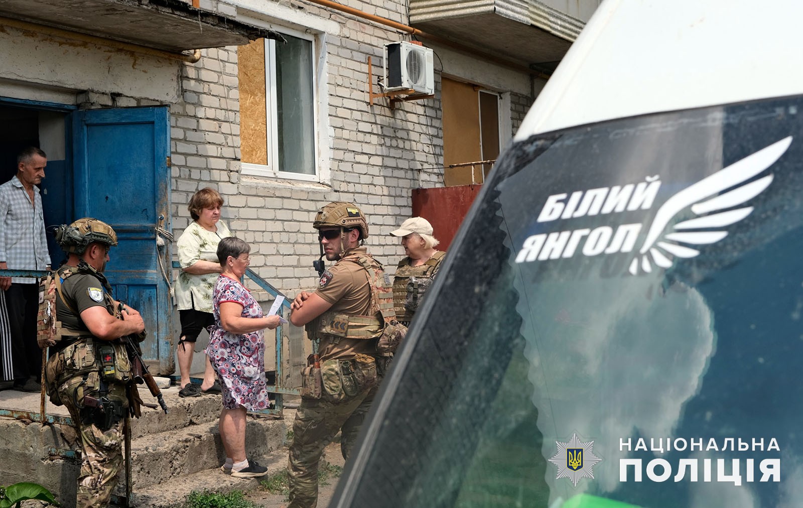 Евакуація цивільних на Донеччині: авто поліцейських потрапило під удар дрона