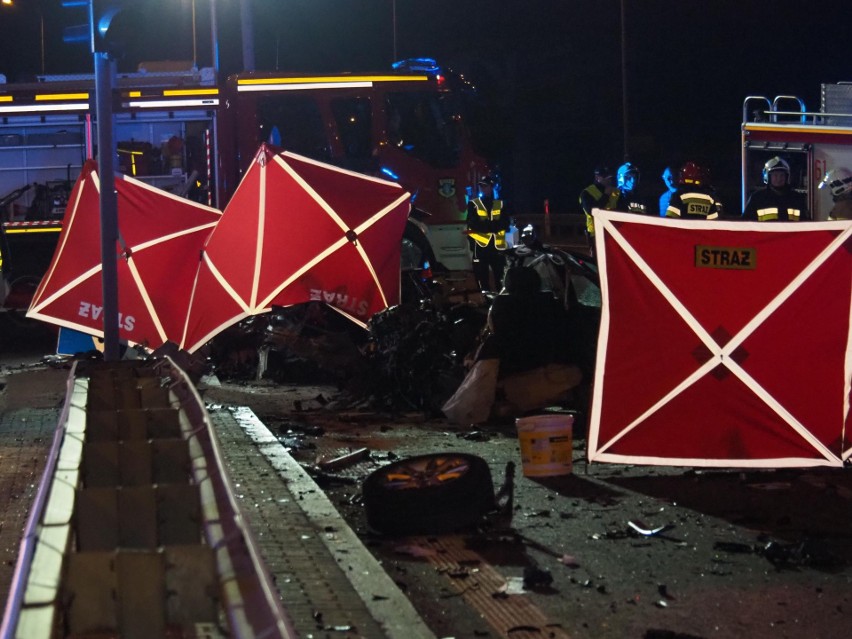 У Польщі автомобіль врізався в електричний стовп: загинули троє молодих українців