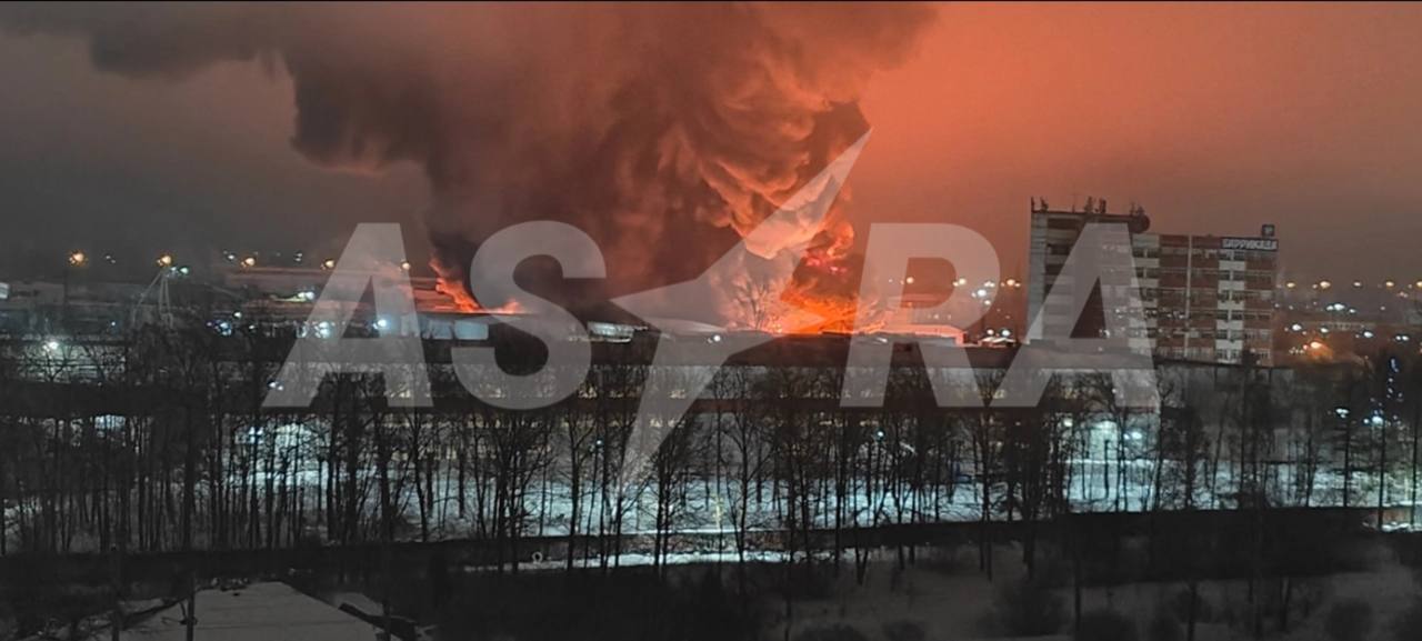 У Ленінградській області РФ масштабна пожежа: чутно вибухи (відео)