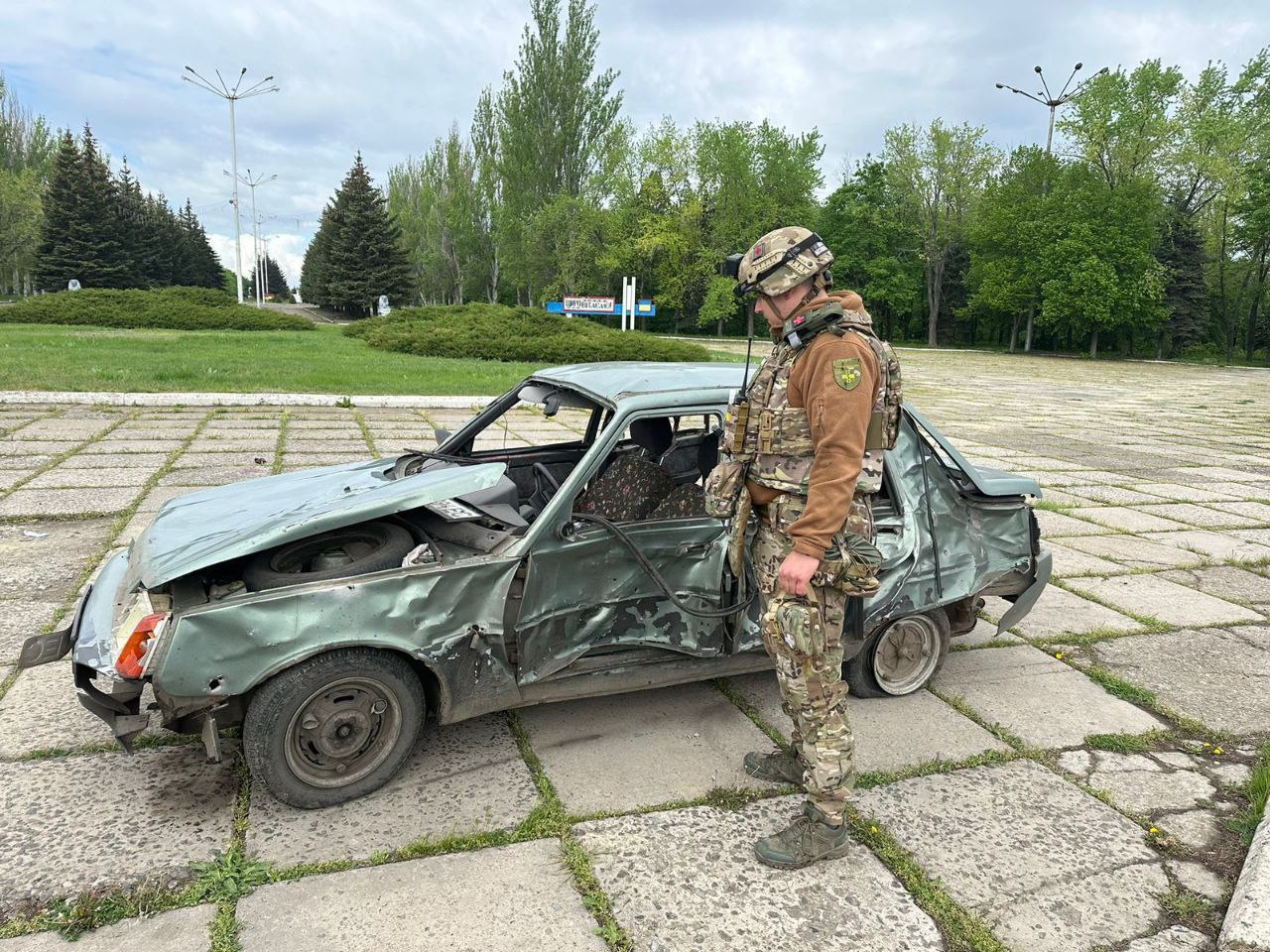 РФ скинула авіабомбу на Костянтинівку: поранені п’ятеро людей, які їхали в авто