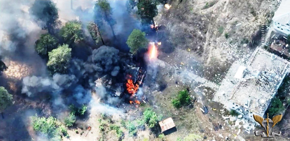 Українські десантники показали, як знищили російські танк і дві БМП з екіпажами