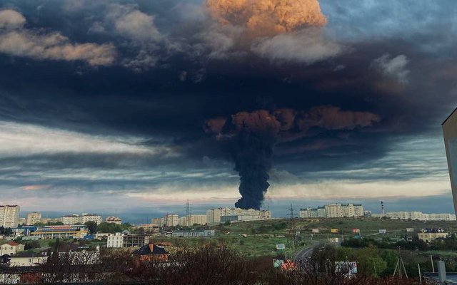 У Севастополі паніка. Пожежа на нафтобазі дала старт «гарячому курортному сезону»