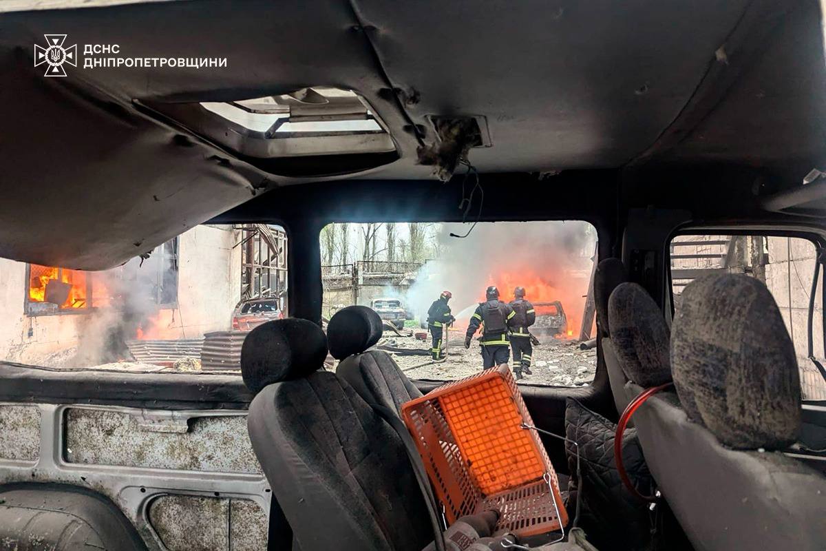 Ракетний удар по Кривому Розі: з'явилися фото з місця вибуху