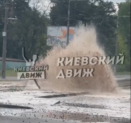 У Києві утворилась вирва під трамвайними коліями: Яка причина (відео)