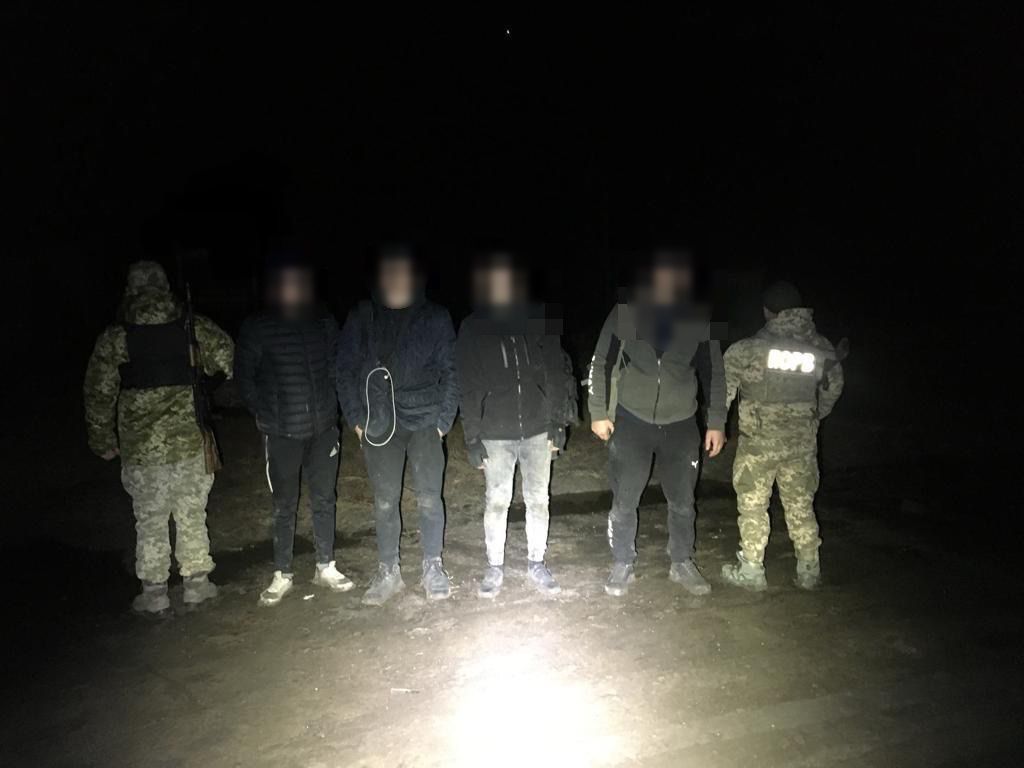 Ціна питання – від 2 800 до 3 500 доларів: 8 молодих українців пробували втекти за кордон