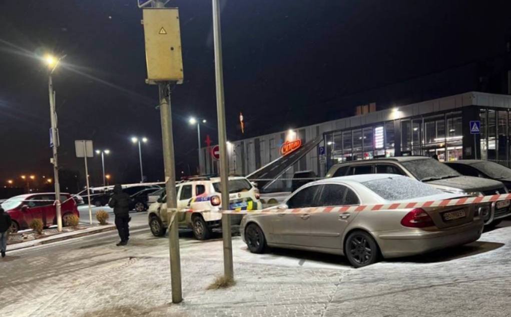 У Львові повідомили про вибухівку на парковці супермаркету: фото з місця