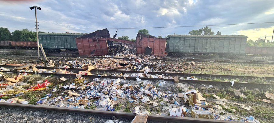 Російська ракета вщент знищила вагон із їжею для мешканців Донеччини