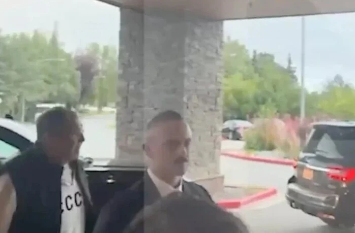 Лавров прибув на Аляску у світшоті з написом «СССР» (відео)