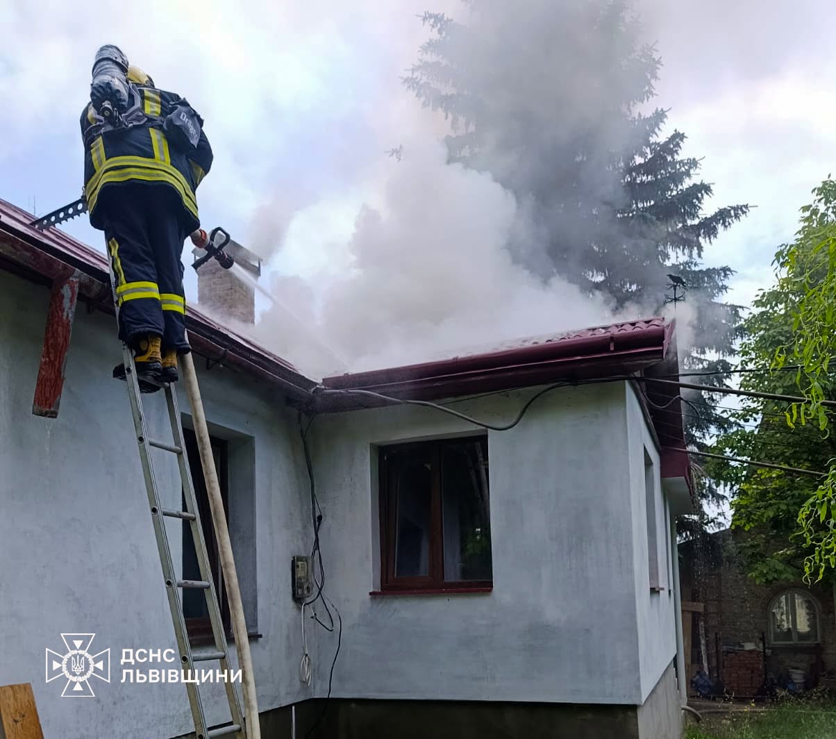 На Львівщині вдень горів будинок (фото)
