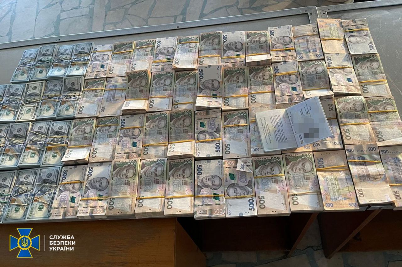 Затримали ділків, які хотіли завезти в Україну валізи з готівкою на майже 40 млн грн