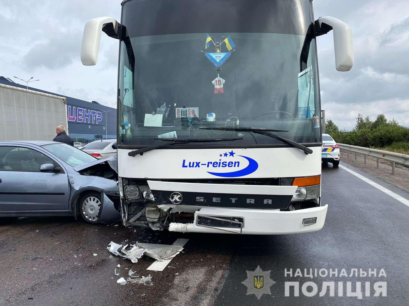 Масштабна ДТП поблизу Львова: автобус зіткнувся з трьома автомобілями