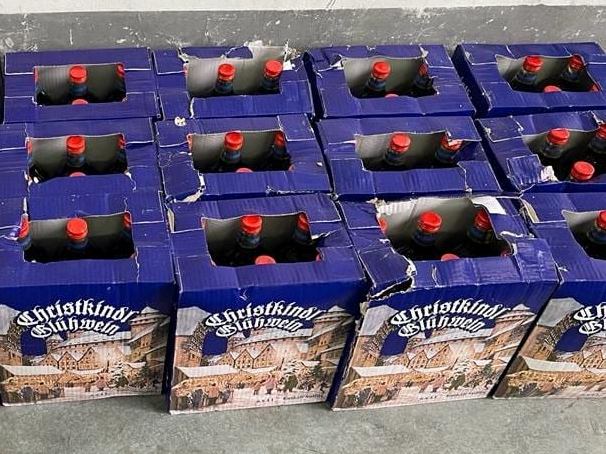 У Шегинях у водія рейсового автобуса вилучили 108 пляшок контрабандного глінтвейну