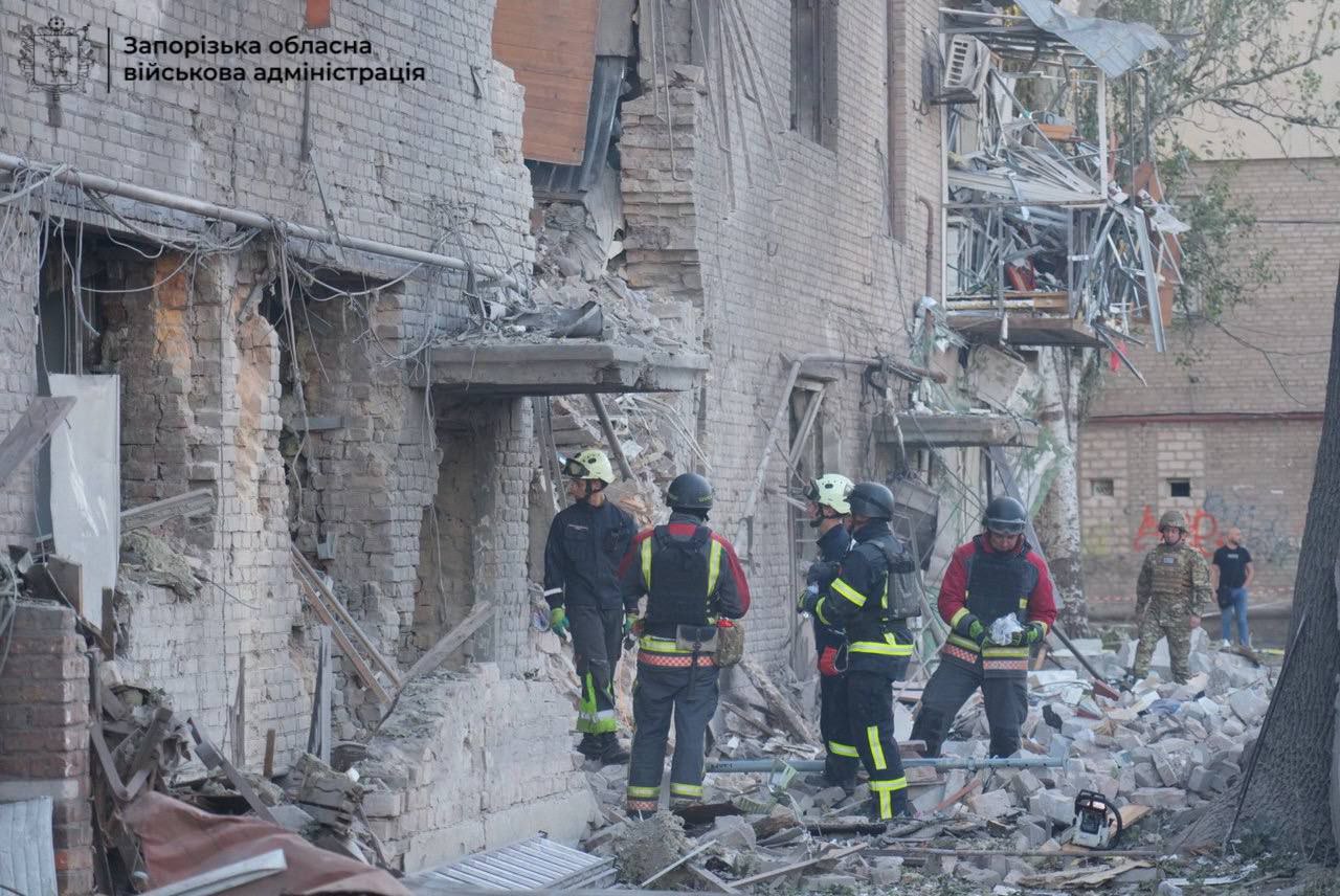 У Запоріжжі з-під завалів багатоповерхівки дістали жінку