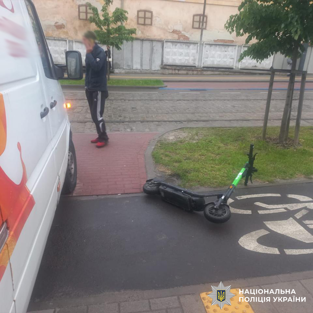 У Львові автівка збила електросамокат