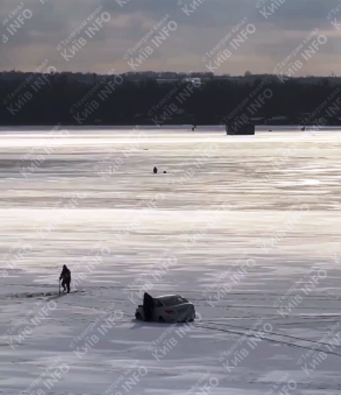Незвичне ДТП: чоловік у Дніпрі утопив свою машину (відео)