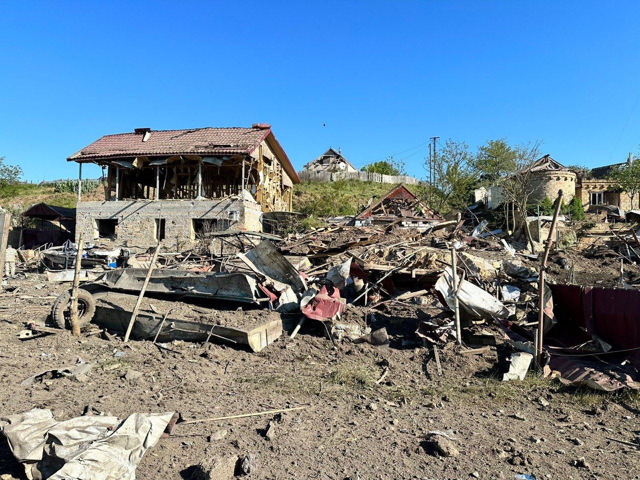 Окупанти скинули дві авіабомби на село у Херсонській області. Фото наслідків