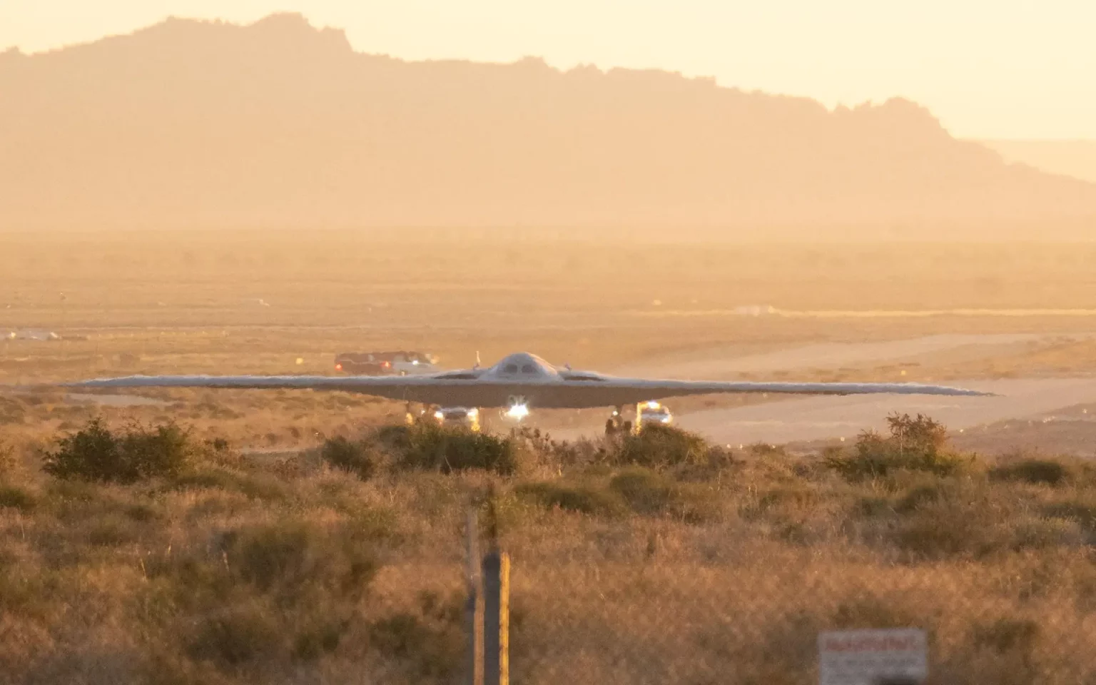 Як НЛО: новітній бомбардувальник B-21 Raider здійснив перший політ. Відео
