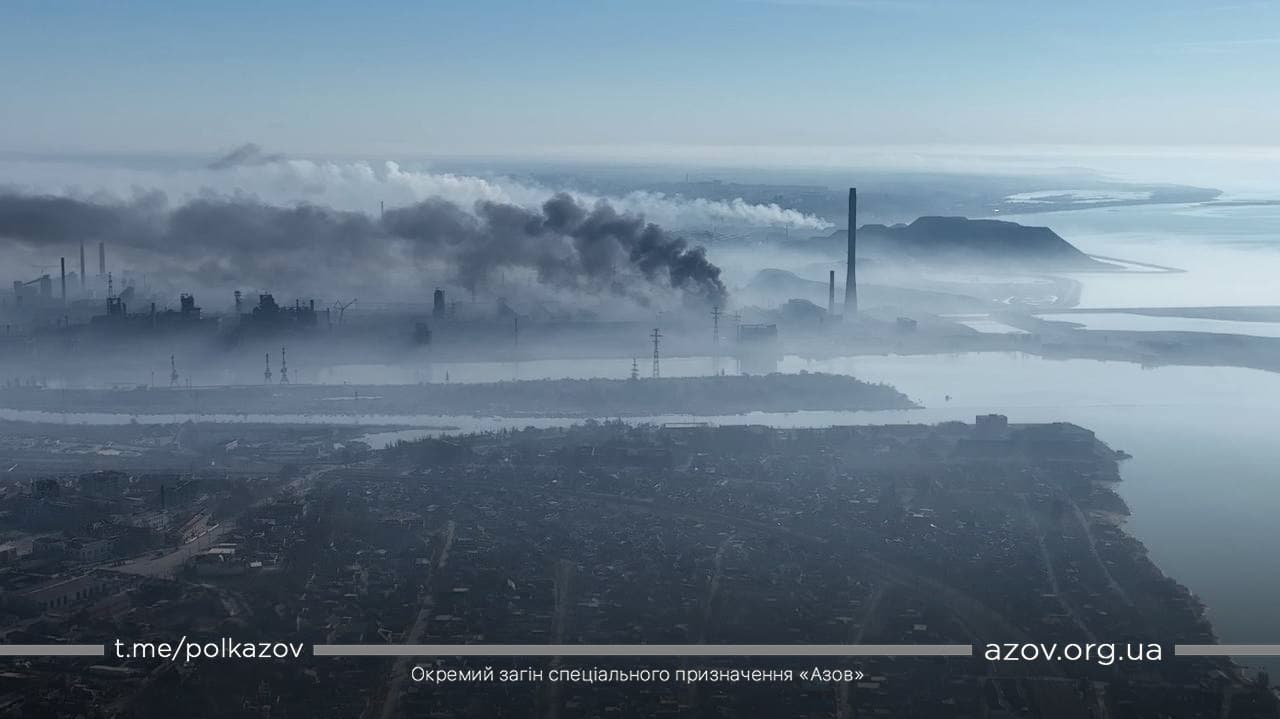 "Азовсталь" обстрілюють із кораблів. Відео