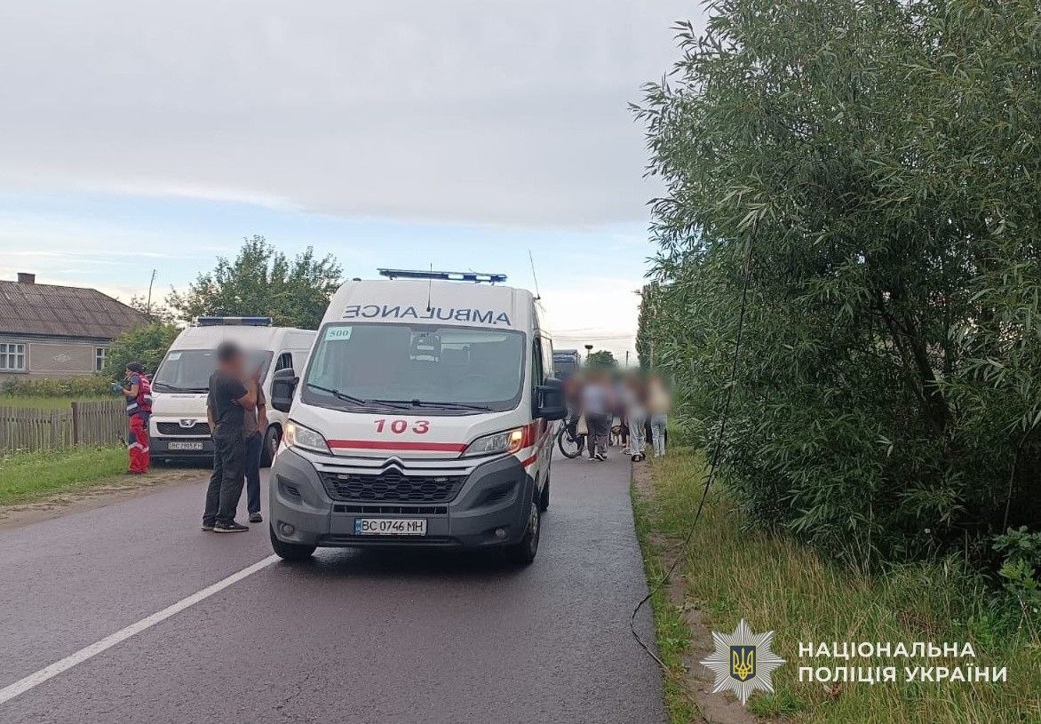 На Львівщині авто вилетіло з траси і перекинулося на дах: фото з місця аварії