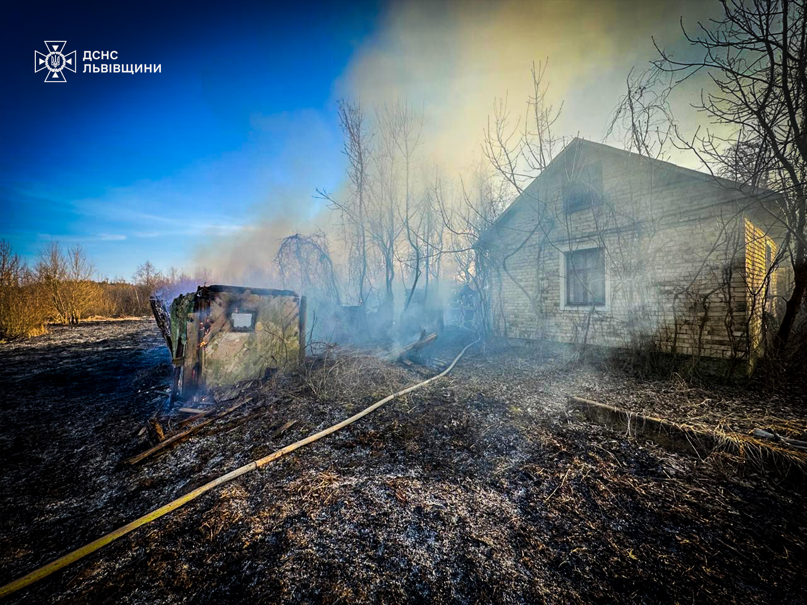 На Львівщині за добу ліквідували 120 пожеж сухої трави: ледь не згоріли 10 будинків (фото)