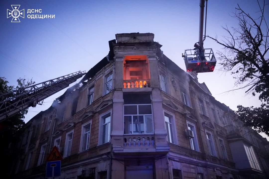 В Одесі під час ракетної атаки загорівся будинок: офіційна заява рятувальників (фото)