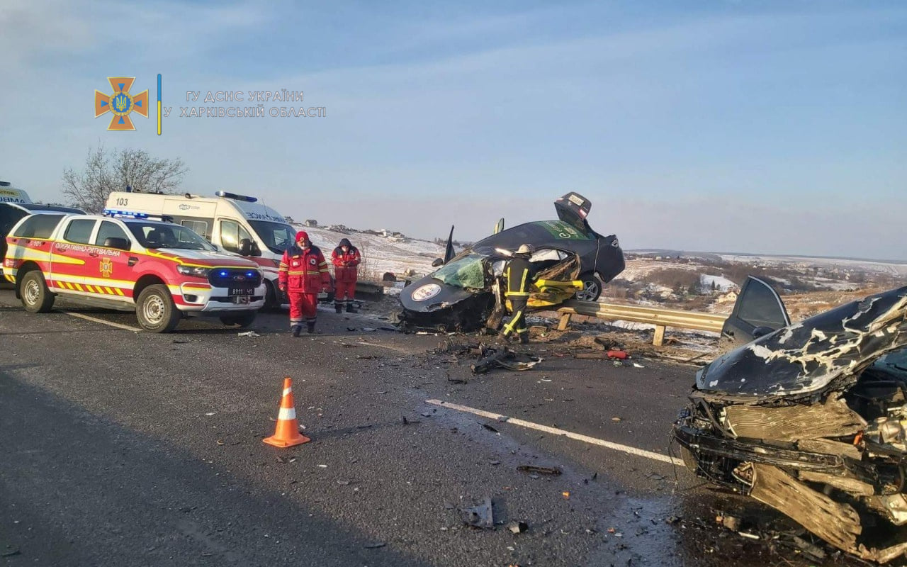 На Харківщині сталась смертельна ДТП. Загинули троє людей, постраждали діти