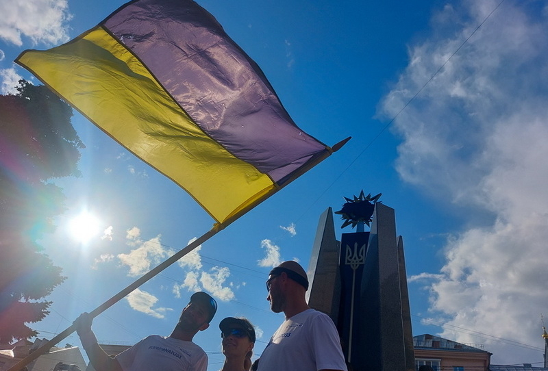 Український прапор з Бахмута передали на саміт НАТО у Вільнюсі