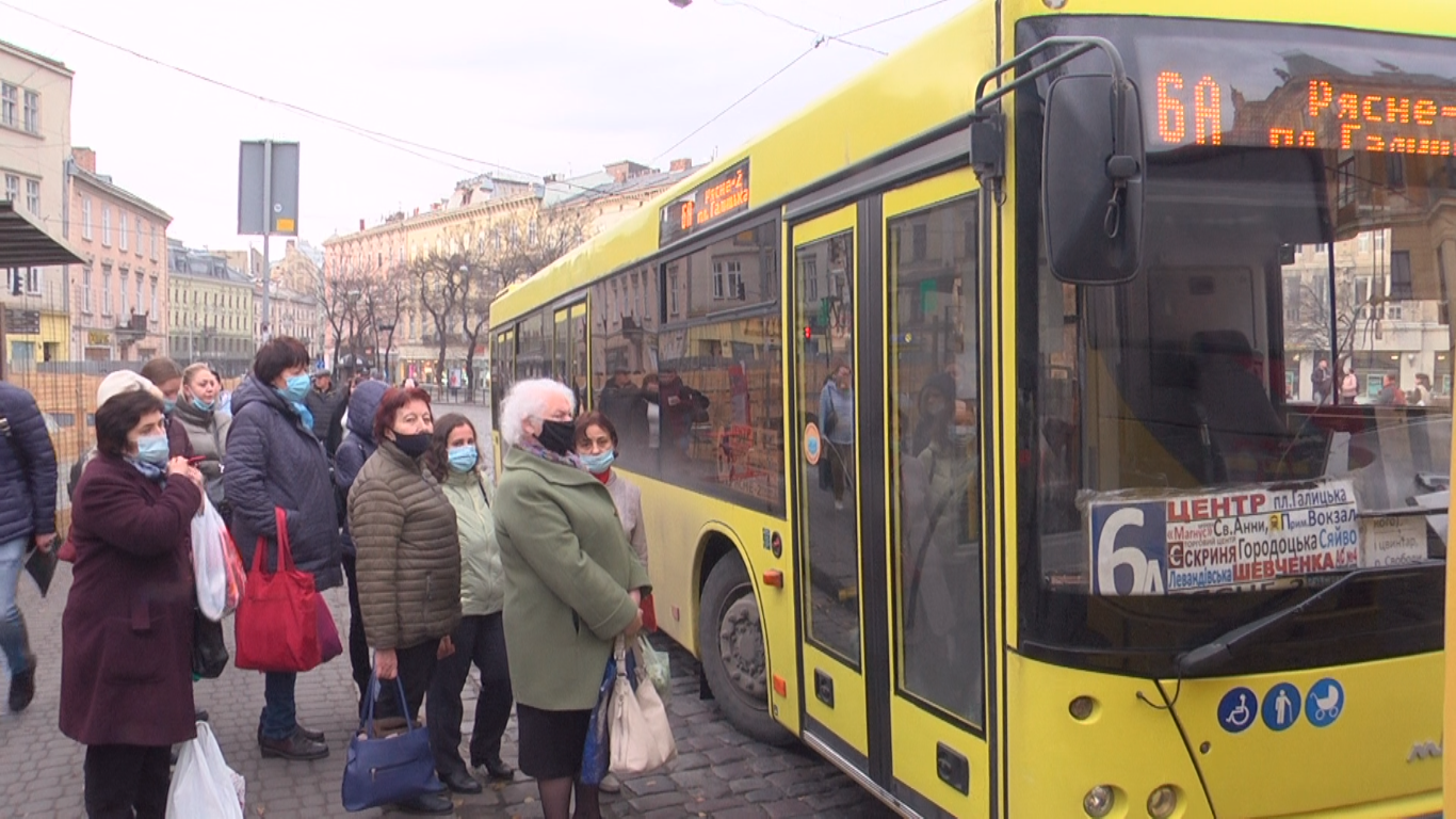 Без кімнати відпочинку та гарячого обіду. Умови праці водіїв львівських автобусів