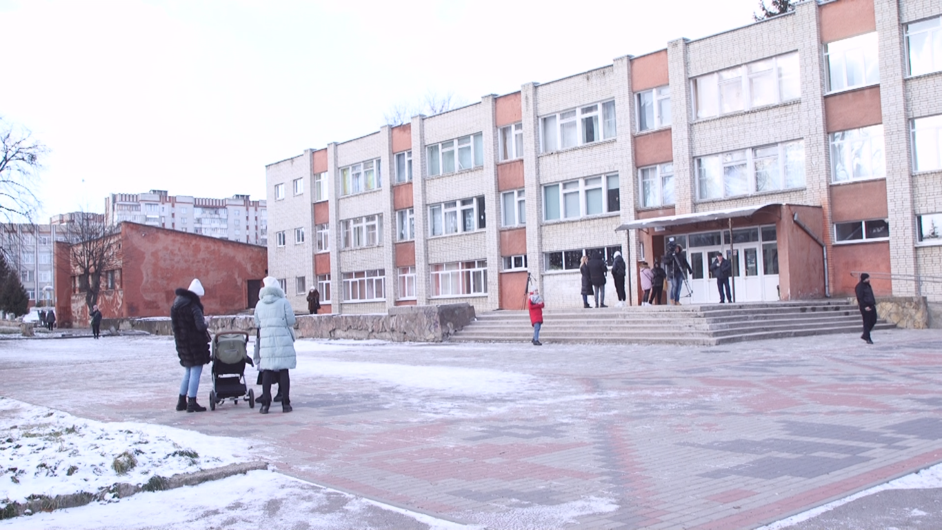 Шоковані батьки учнів, перевірка шкільних охоронців. У Львові шукають педофіла