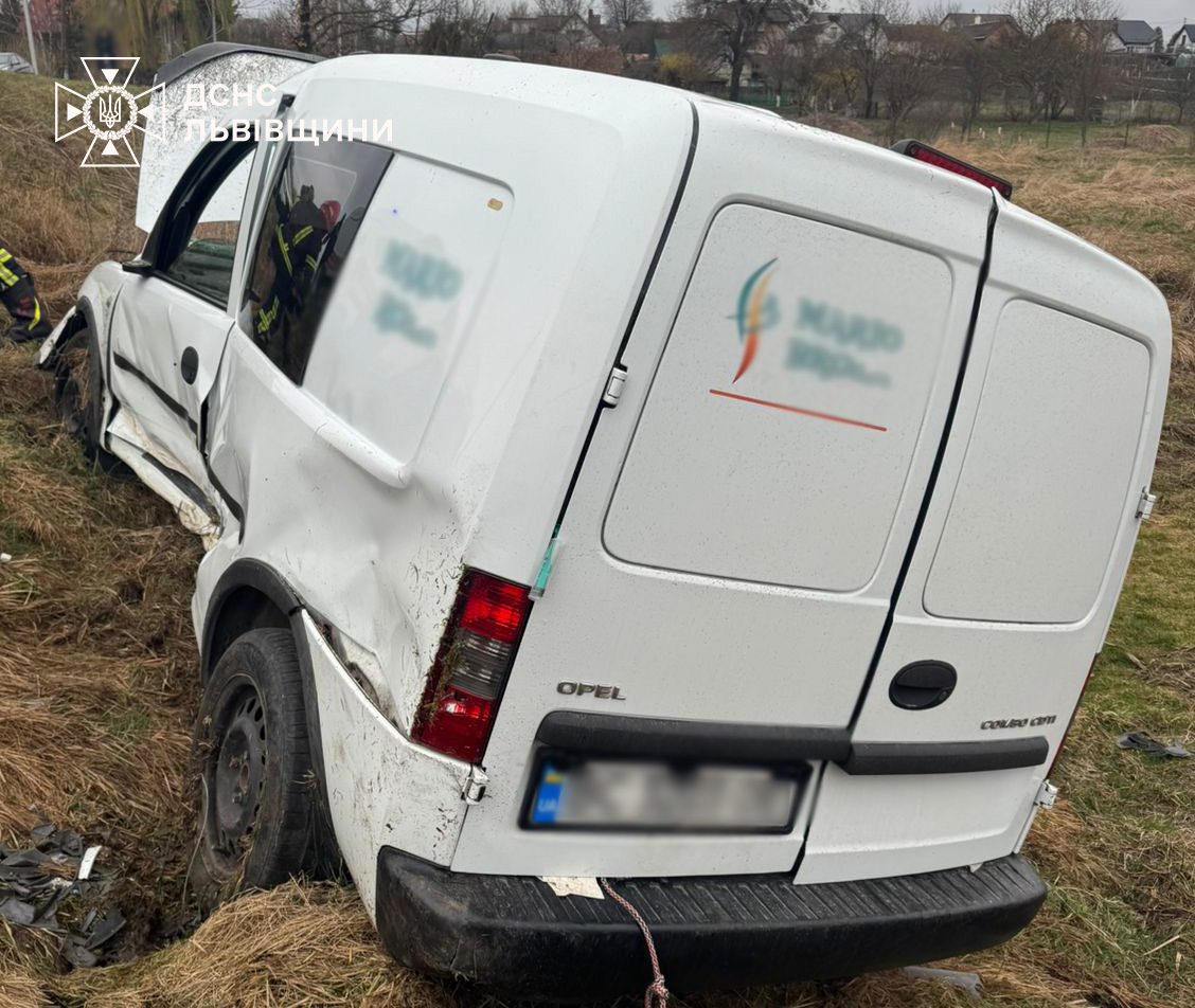 На Львівщині рятувальники деблокували водія після ДТП