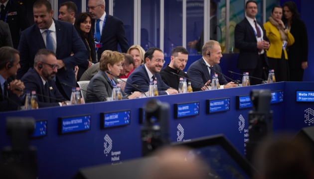 Обійми з Путіним не допоможуть: Зеленський на саміті у Будапешті