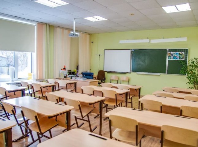 «Треба на фронт вас, може там зд*хнете швидше»: нові деталі скандалу у школі Львова