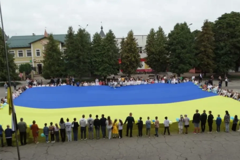 На Хмельниччині під час святкування Дня прапора на жінку впав дрон: в якому вона стані