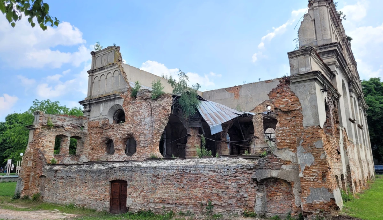 На Львівщині відреставрують синагогу та замок