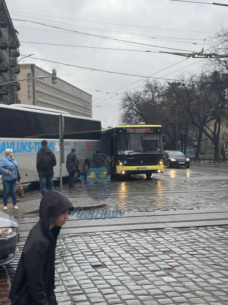 У центрі Львова в аварію потрапив автобус та маршрутка з пасажирами: перше фото